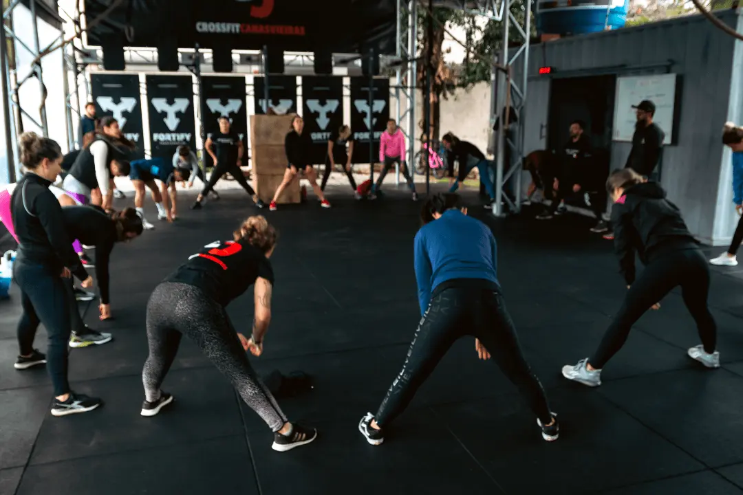 CrossFit em Canasvieiras, Florianópolis — alongamento e mobilidade em grupo no box antes do treino