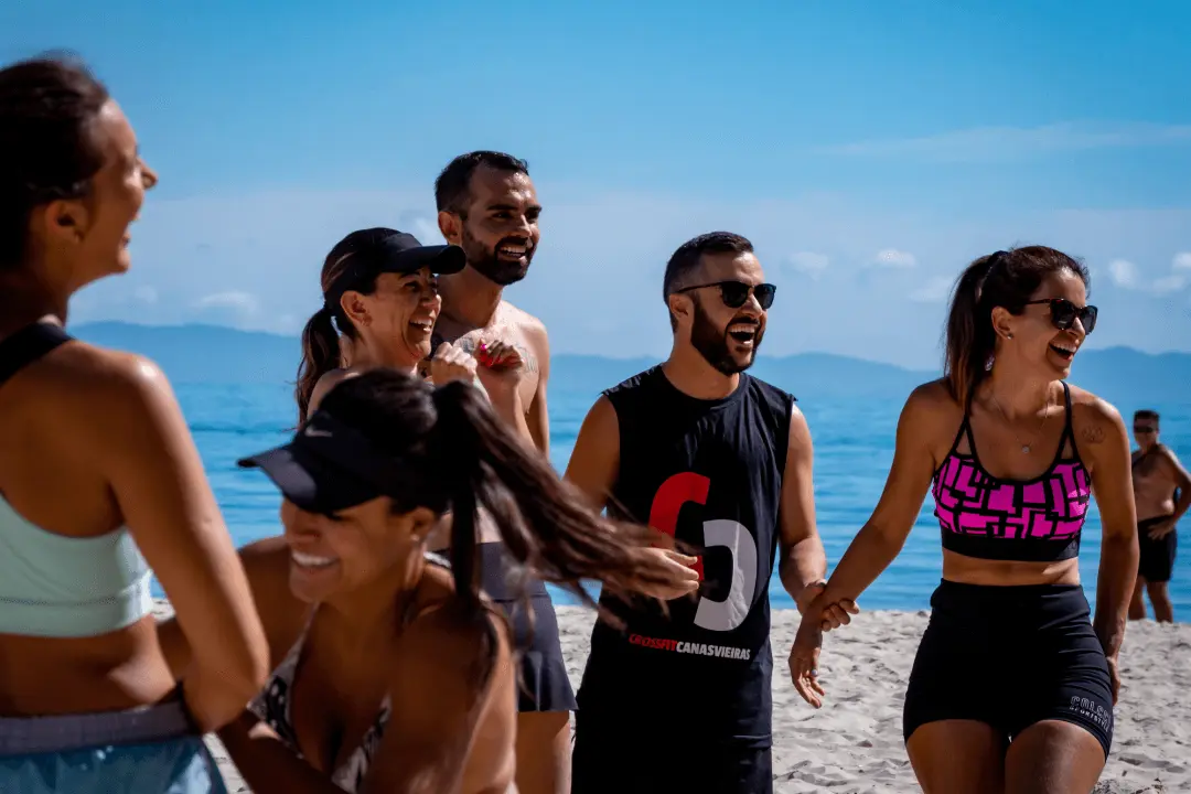 Grupo do CrossFit Canasvieiras se divertindo na praia em Floripa após sessão de exercícios.