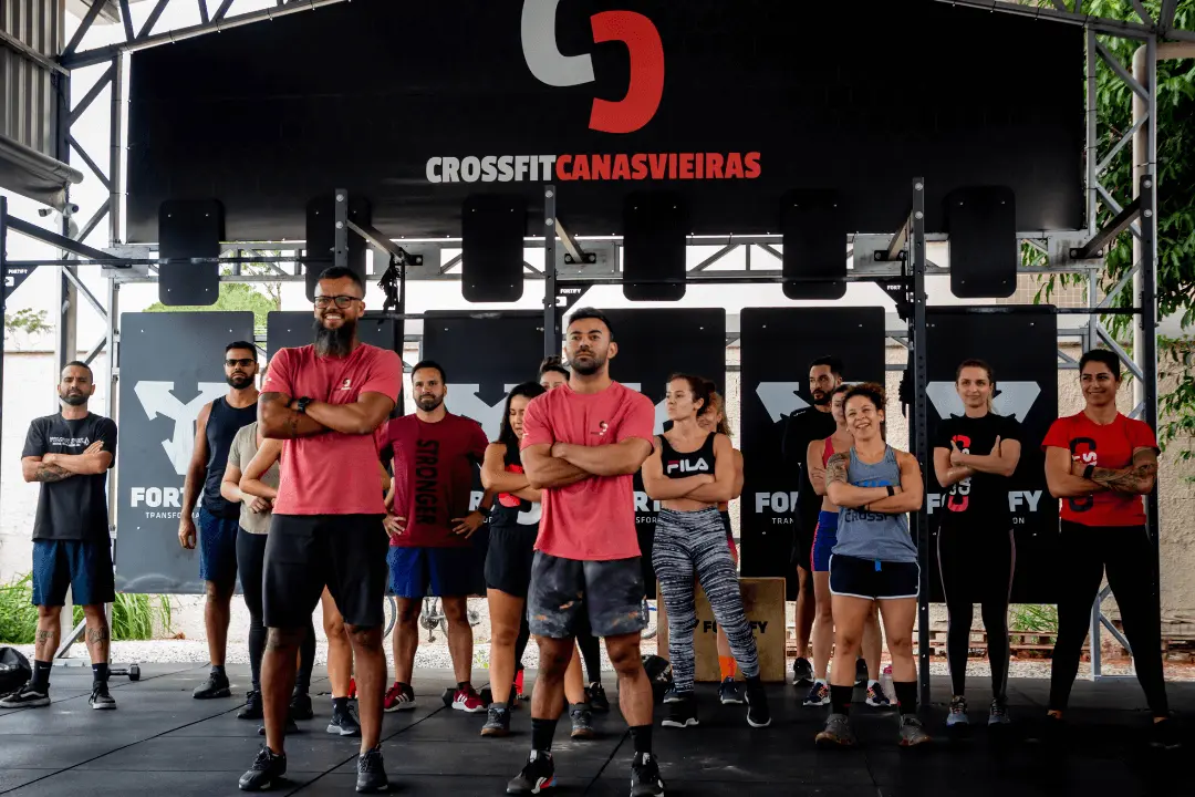 Time do CrossFit Canasvieiras reunido no box após aquecimento, comunidade forte em Canasvieiras.