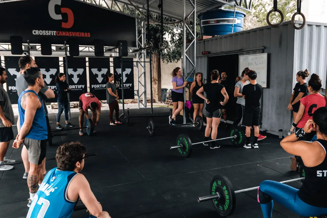 Preparação para treino de levantamento olímpico no CrossFit Canasvieiras, norte da ilha.