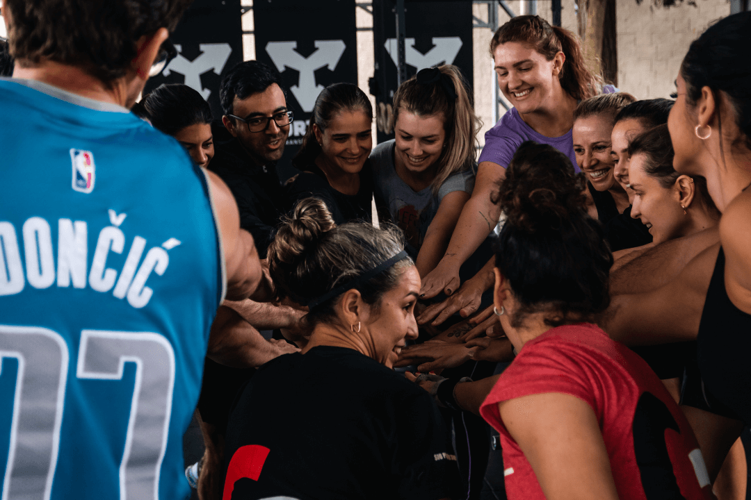 Alunos do CrossFit Canasvieiras unidos no “grito” antes do WOD — espírito de equipe em Florianópolis.