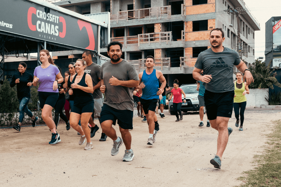 Treino outdoor do CrossFit Canasvieiras: grupo correndo pelas ruas de Canasvieiras.