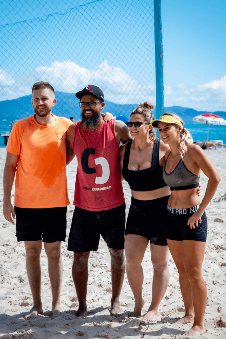 Coaches e alunos do CrossFit Canasvieiras posam na praia de Canasvieiras após treino funcional na areia, em Florianópolis.